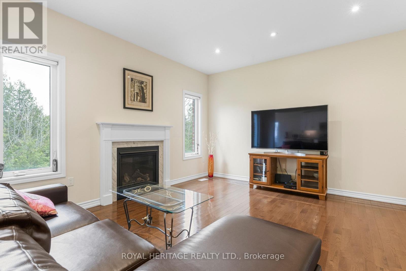 141 Springdale Drive, Kawartha Lakes (Lindsay), Ontario  K9V 0N1 - Photo 4 - X12129483