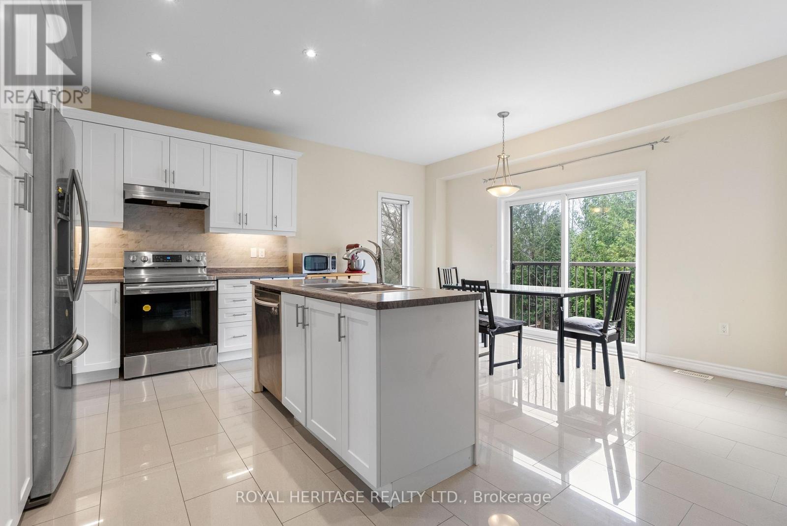 141 Springdale Drive, Kawartha Lakes (Lindsay), Ontario  K9V 0N1 - Photo 6 - X12129483