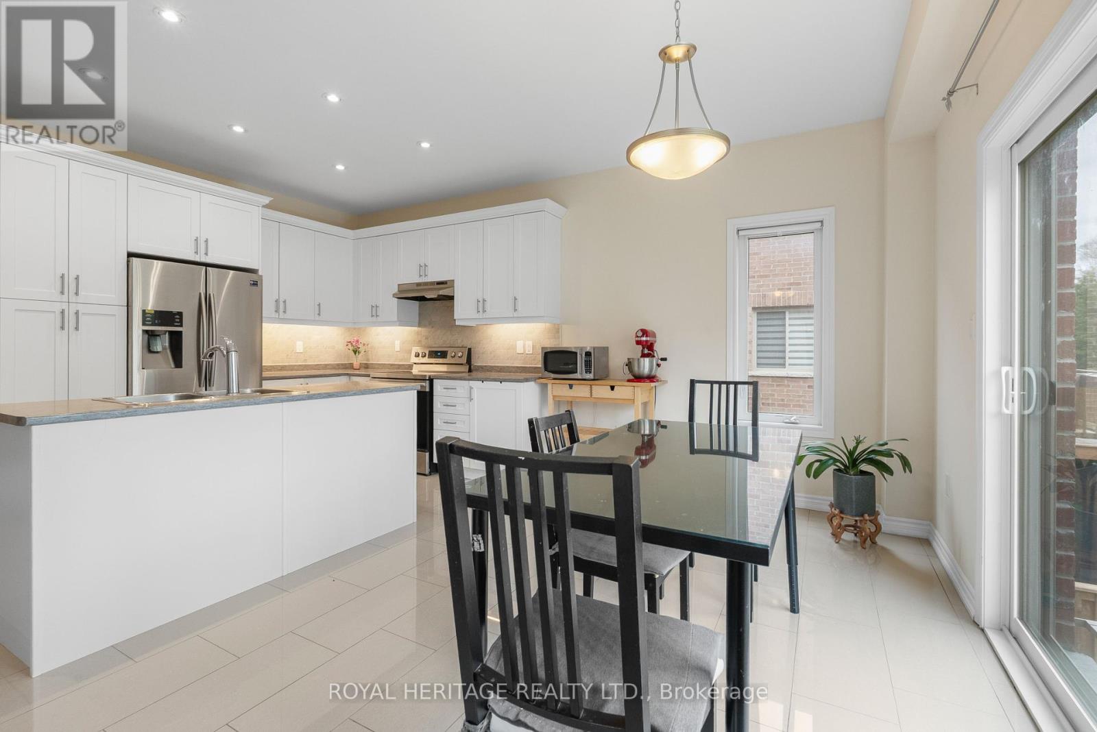 141 Springdale Drive, Kawartha Lakes (Lindsay), Ontario  K9V 0N1 - Photo 8 - X12129483