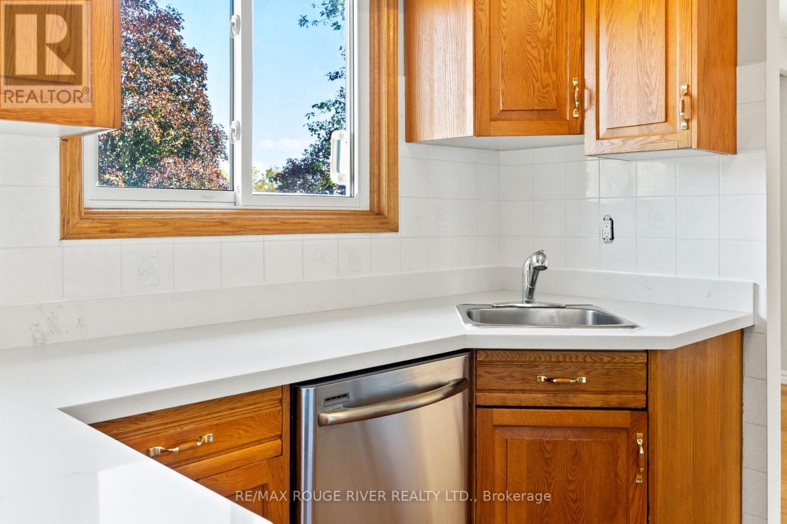 1 Applewood Crescent, Kawartha Lakes (Lindsay), Ontario  K9V 4W7 - Photo 10 - X12131139