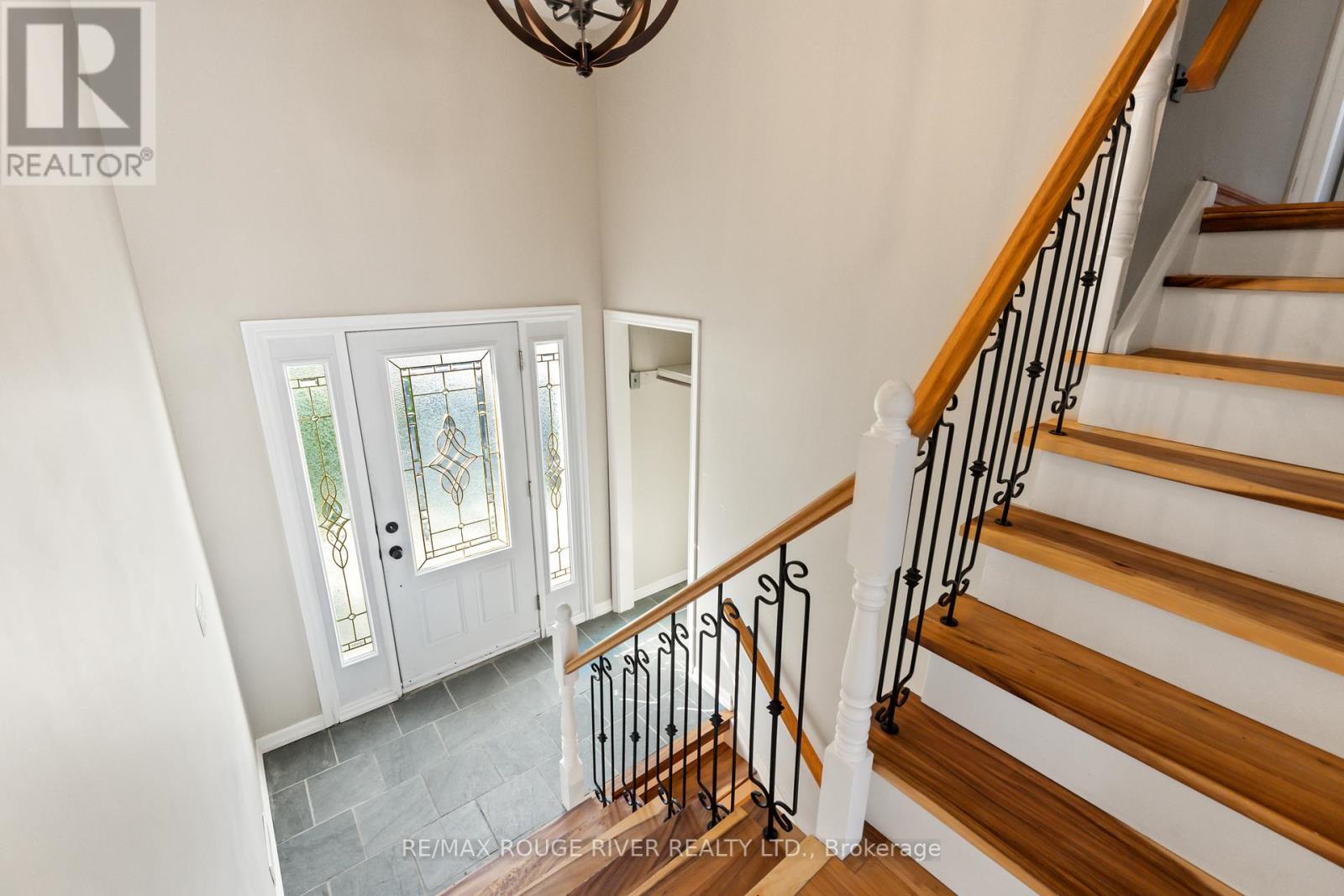 1 Applewood Crescent, Kawartha Lakes (Lindsay), Ontario  K9V 4W7 - Photo 3 - X12131139