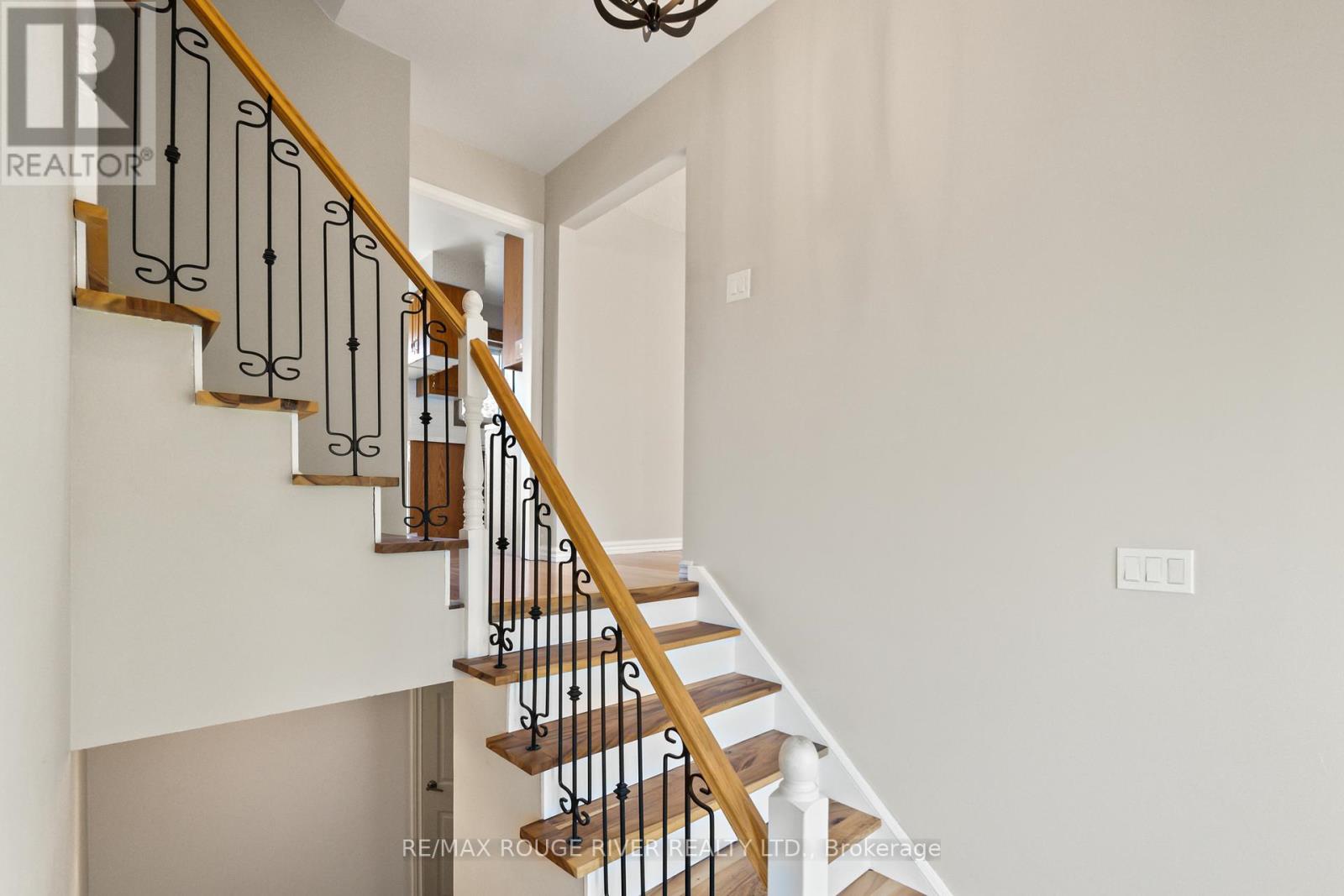 1 Applewood Crescent, Kawartha Lakes (Lindsay), Ontario  K9V 4W7 - Photo 4 - X12131139