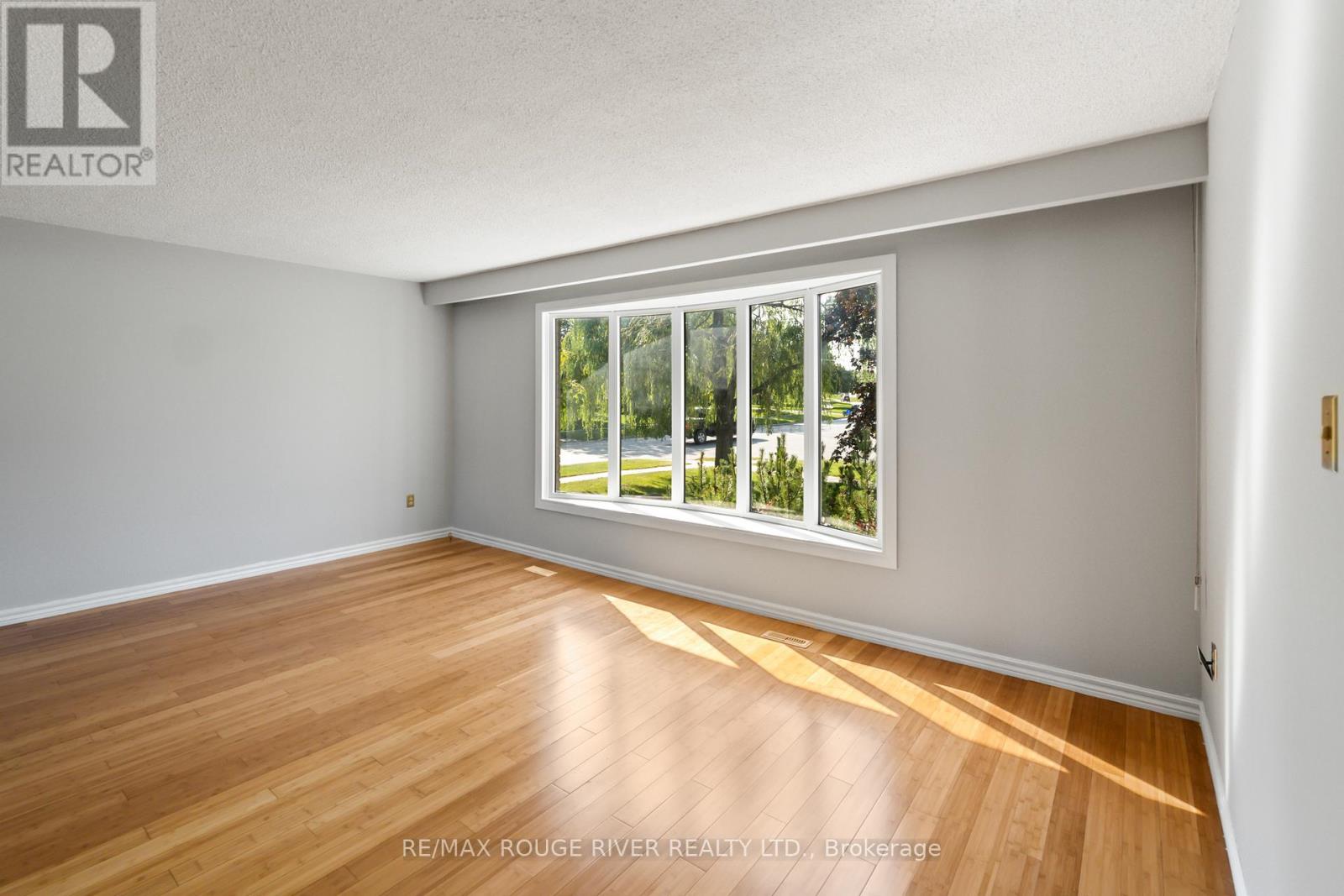 1 Applewood Crescent, Kawartha Lakes (Lindsay), Ontario  K9V 4W7 - Photo 5 - X12131139