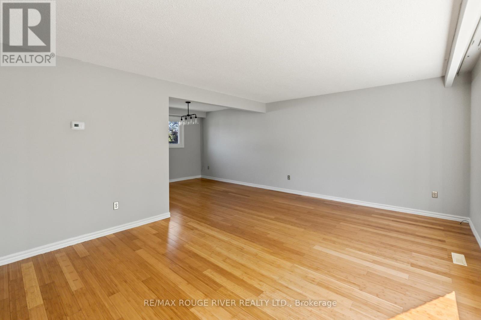 1 Applewood Crescent, Kawartha Lakes (Lindsay), Ontario  K9V 4W7 - Photo 6 - X12131139