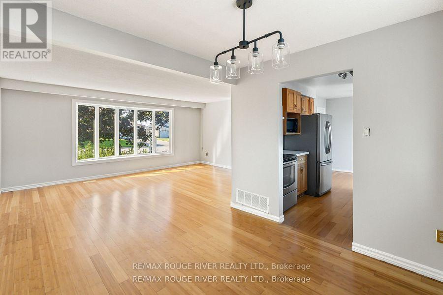 1 Applewood Crescent, Kawartha Lakes (Lindsay), Ontario  K9V 4W7 - Photo 8 - X12131139