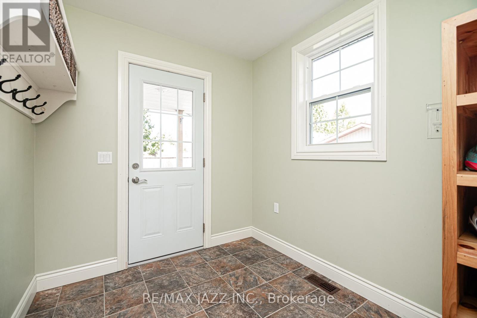 28 Emily Street E, Clarington (Newcastle), Ontario  L1B 1H3 - Photo 11 - E12132907