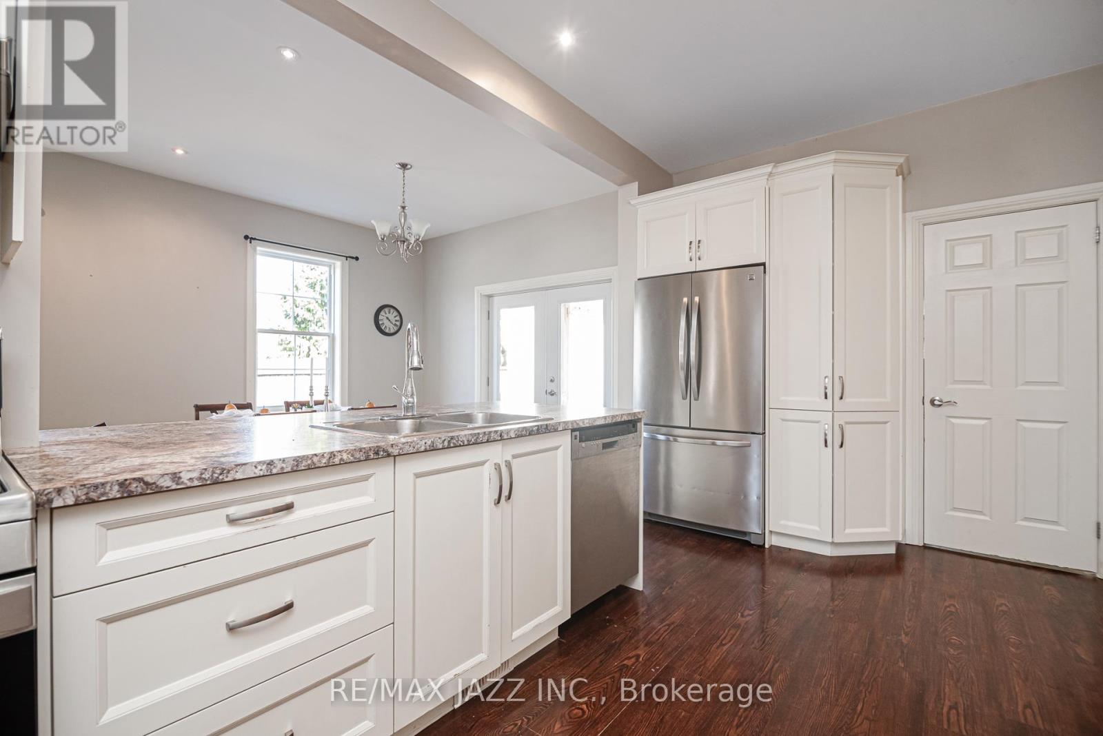 28 Emily Street E, Clarington (Newcastle), Ontario  L1B 1H3 - Photo 5 - E12132907