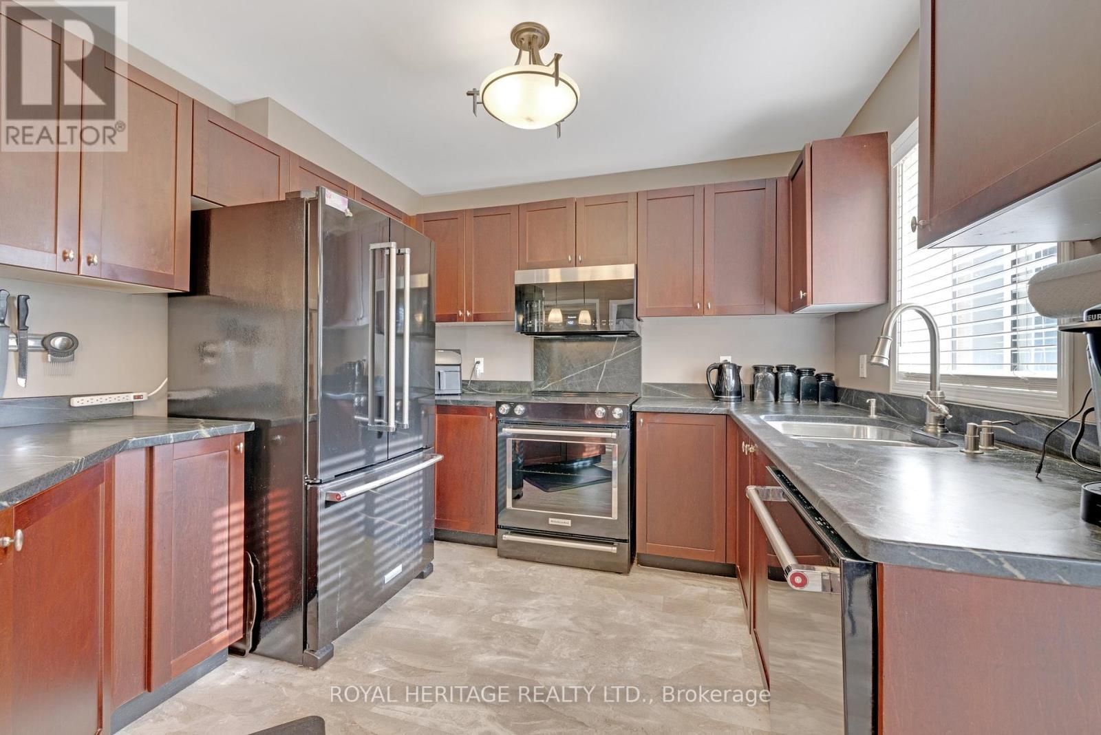 165 Brookhouse Drive, Clarington (Newcastle), Ontario  L1B 1N9 - Photo 11 - E12133309