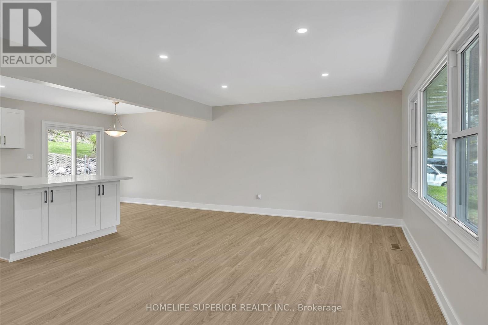 1243 Albertus Avenue, Peterborough Central (Old West End), Ontario  K9J 6A3 - Photo 11 - X12133434