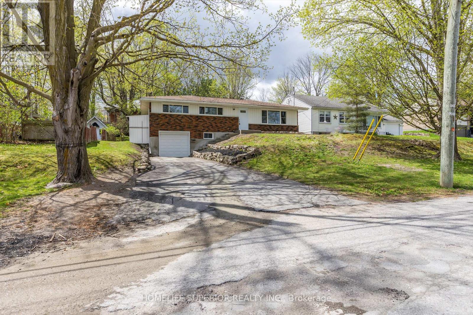 1243 Albertus Avenue, Peterborough Central (Old West End), Ontario  K9J 6A3 - Photo 3 - X12133434