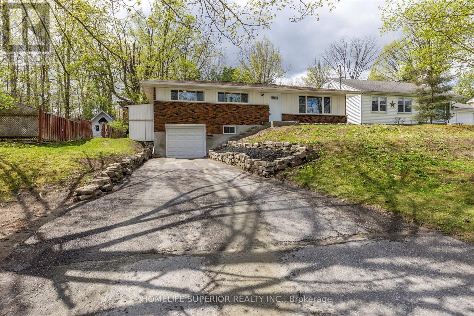 1243 Albertus Avenue, Peterborough Central (Old West End), Ontario  K9J 6A3 - Photo 4 - X12133434