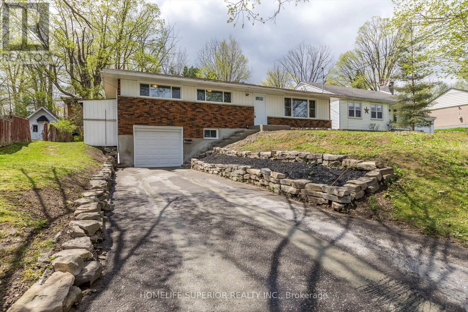 1243 Albertus Avenue, Peterborough Central (Old West End), Ontario  K9J 6A3 - Photo 5 - X12133434