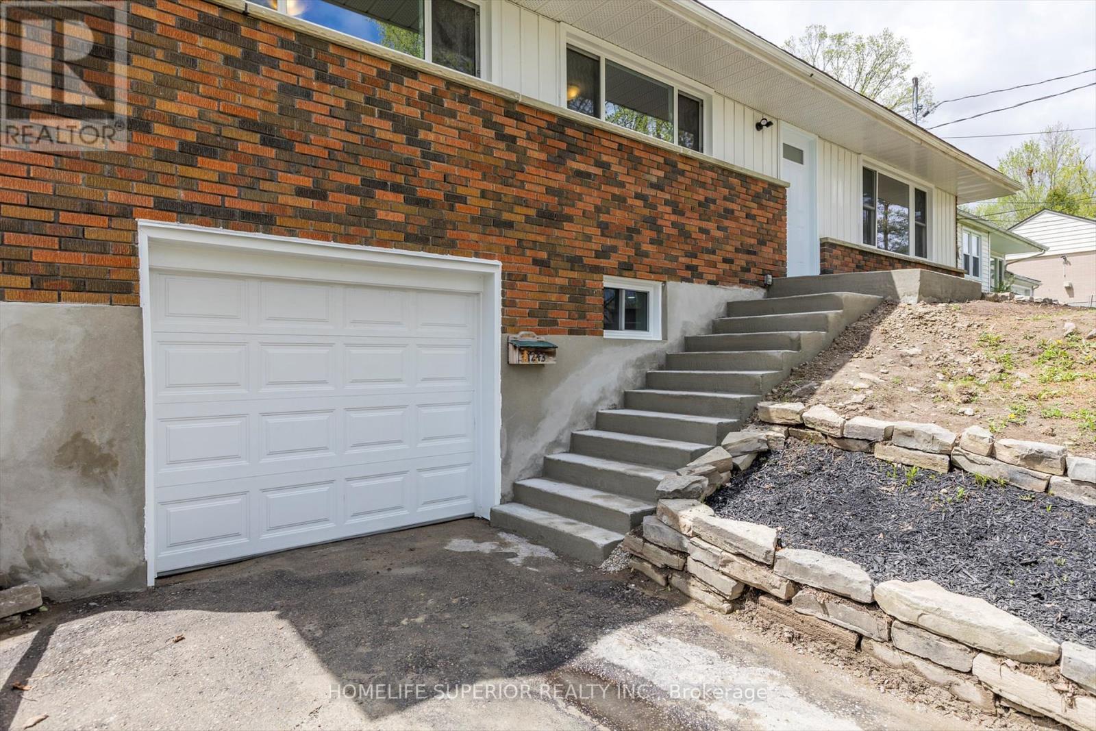 1243 Albertus Avenue, Peterborough Central (Old West End), Ontario  K9J 6A3 - Photo 6 - X12133434