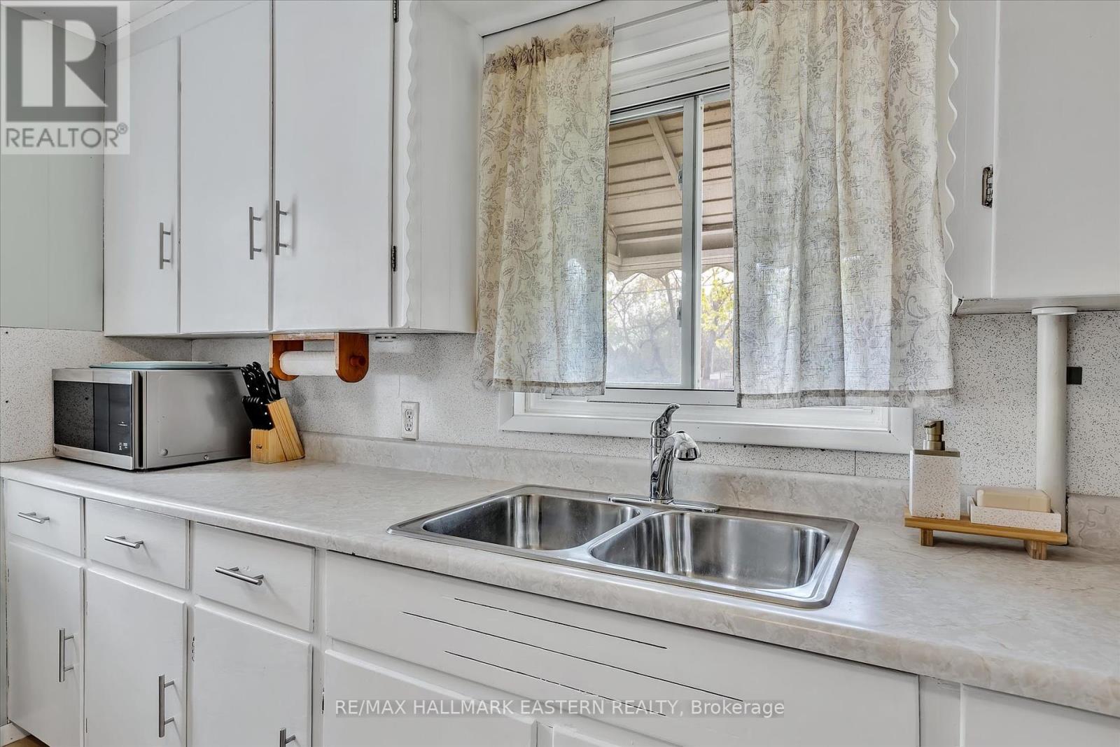 706 Monaghan Road, Peterborough South (West), Ontario  K9J 5J8 - Photo 12 - X12133485