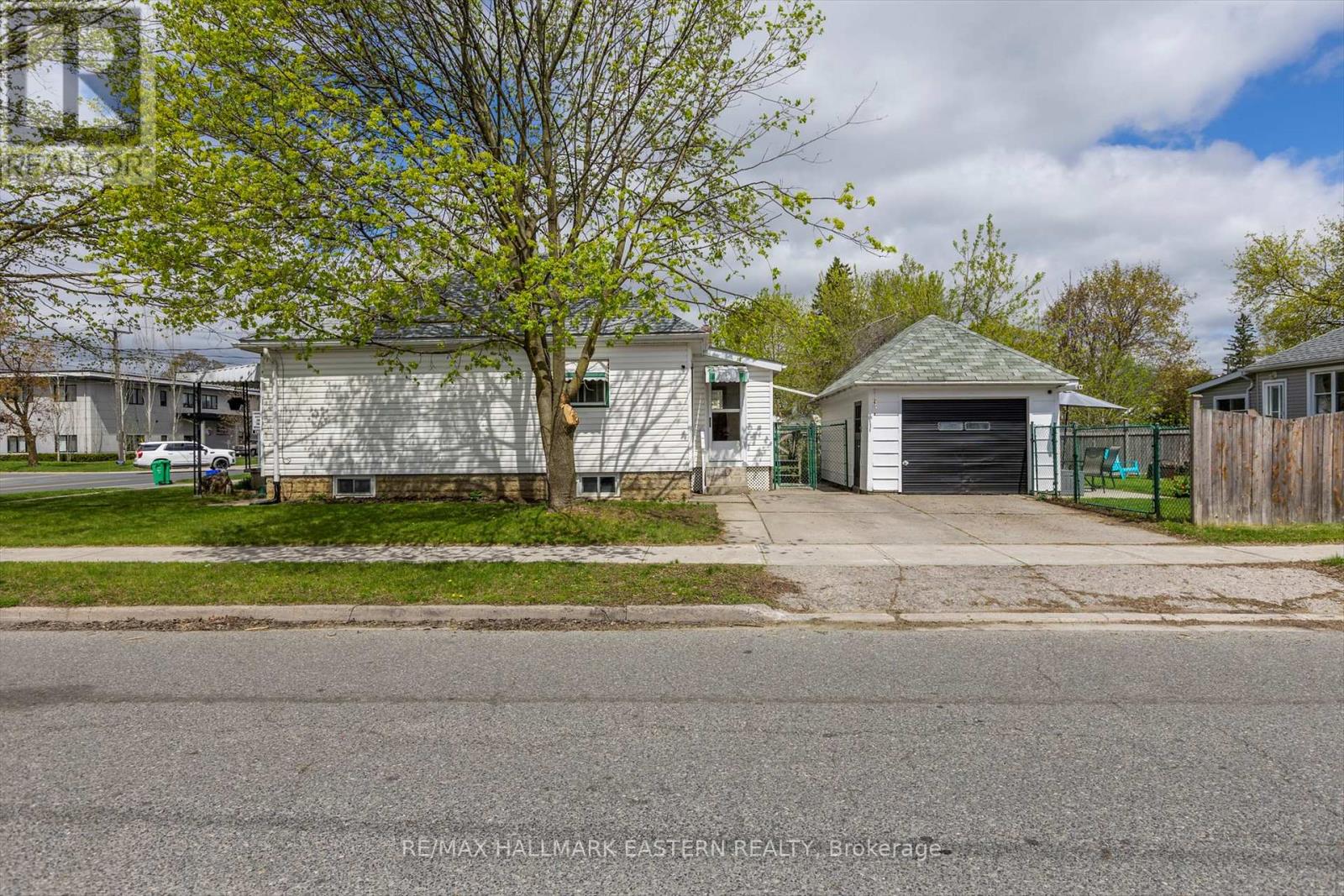 706 Monaghan Road, Peterborough South (West), Ontario  K9J 5J8 - Photo 2 - X12133485