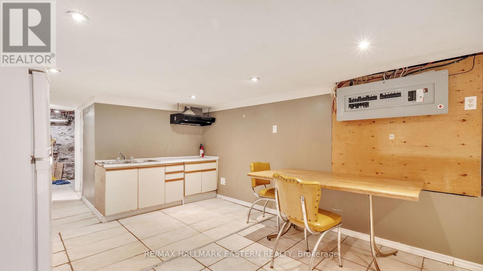 24 Aylmer Street, Peterborough Central (South), Ontario  K9J 3H5 - Photo 37 - X12133802