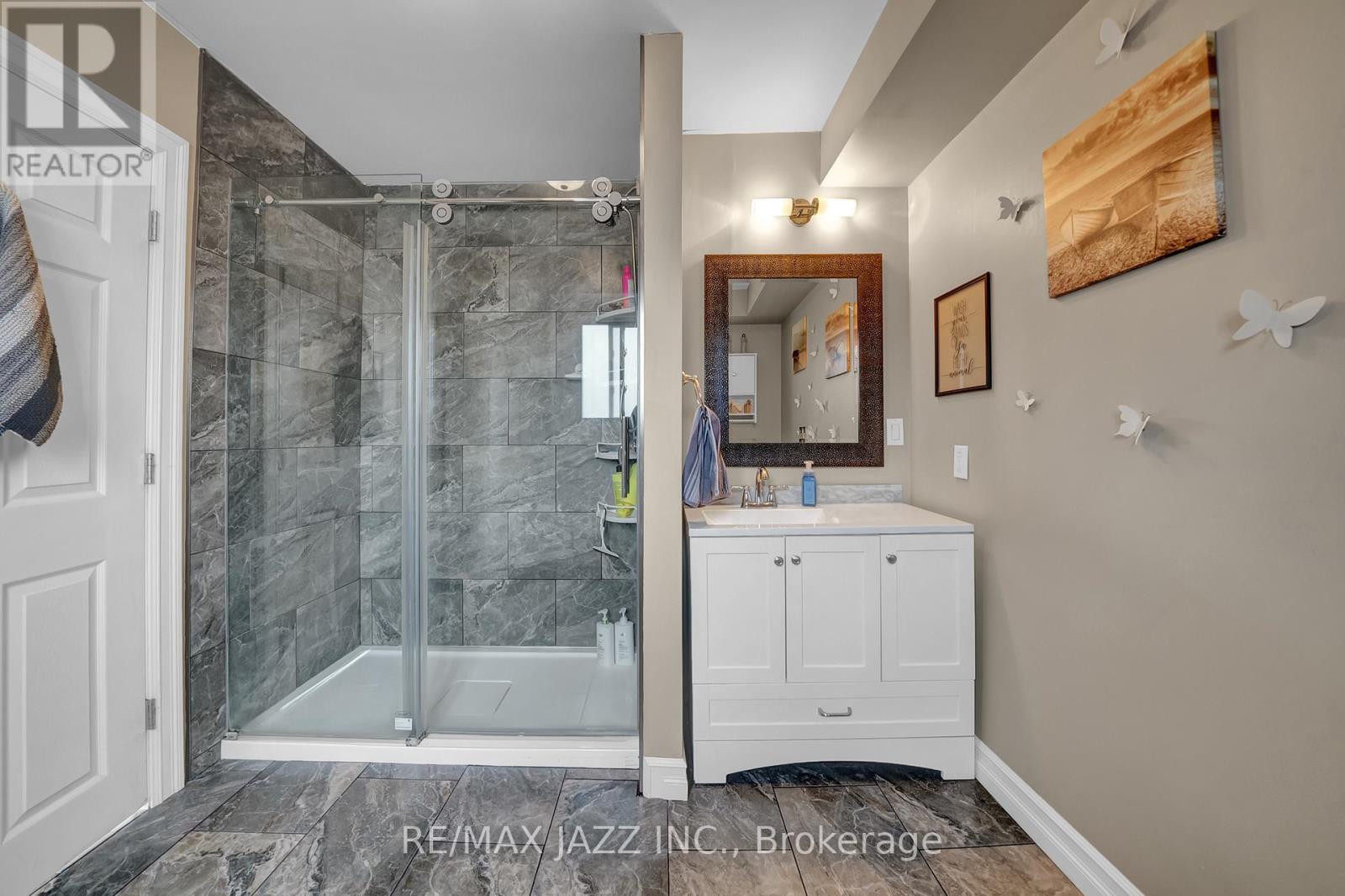 2046 Meadowview Road, Peterborough East (South), Ontario  K9L 1S4 - Photo 15 - X12134303