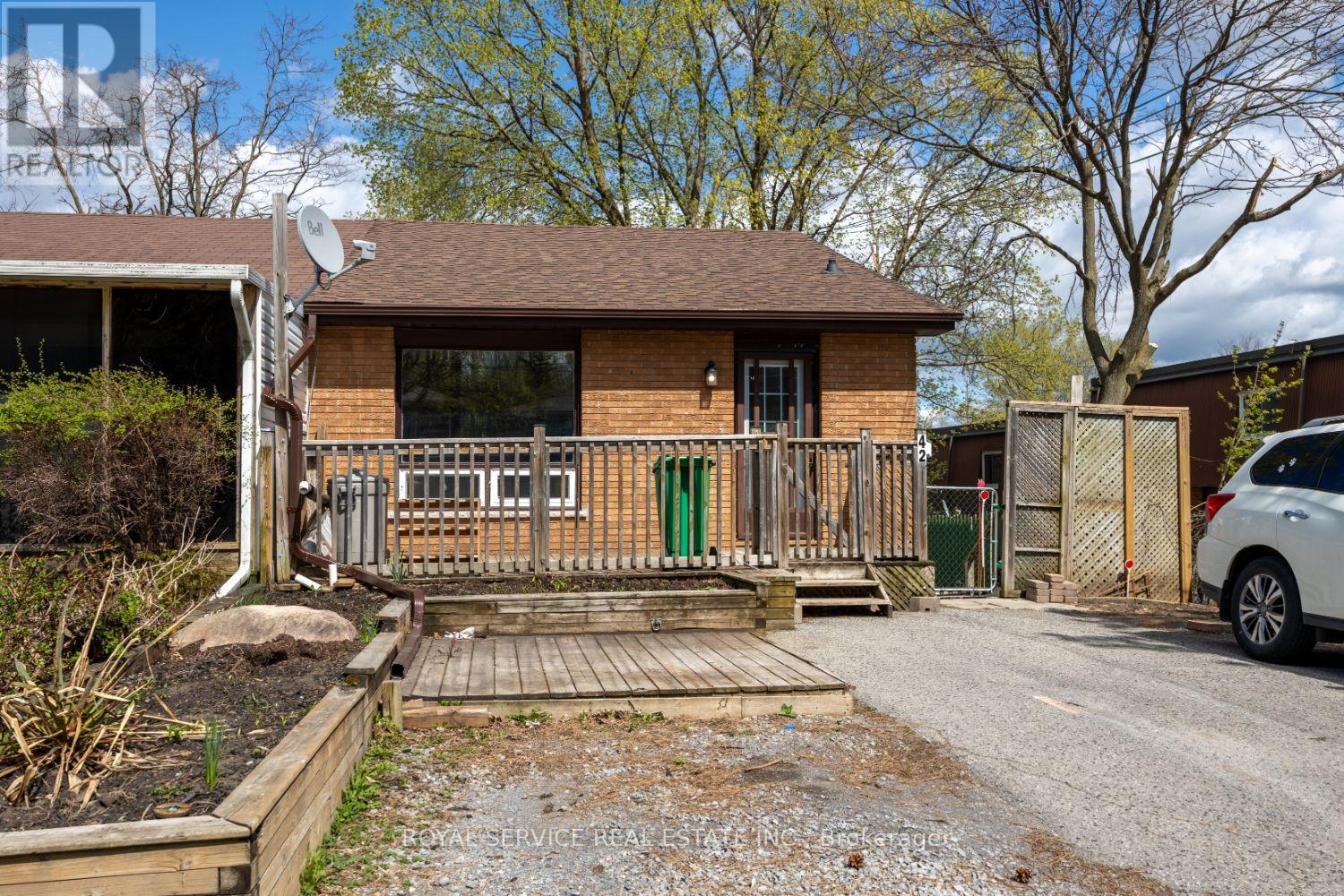 42 Alexander Avenue, Peterborough West (North), Ontario  K9J 6B4 - Photo 2 - X12134679