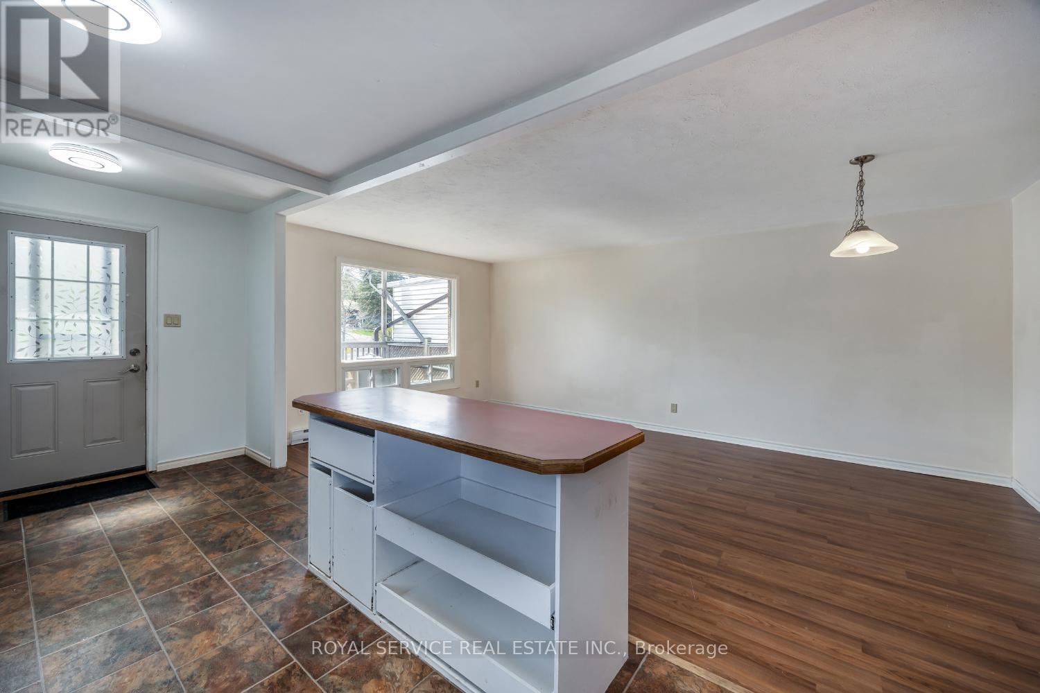 42 Alexander Avenue, Peterborough West (North), Ontario  K9J 6B4 - Photo 8 - X12134679