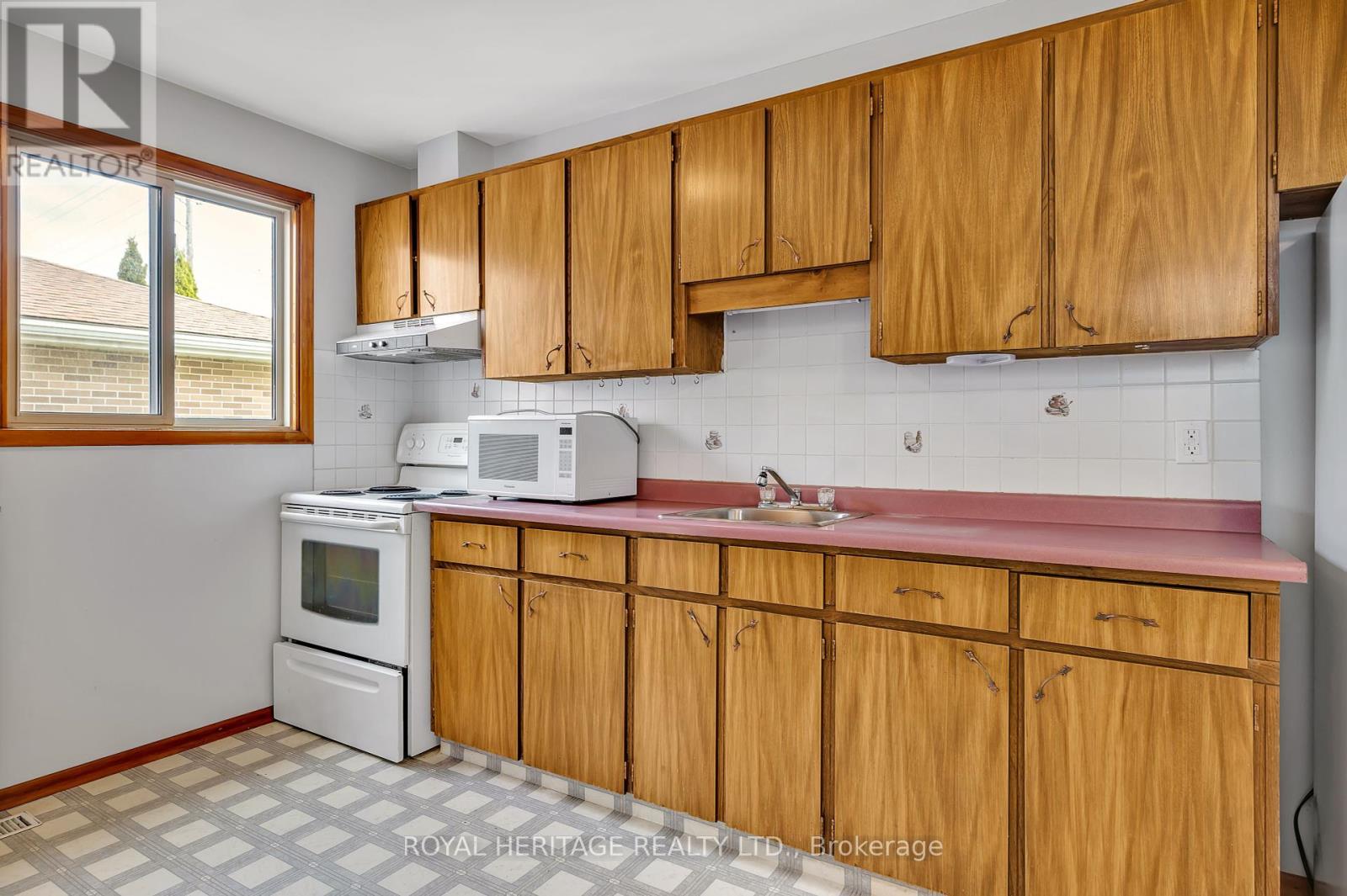 547 River Road S, Peterborough South (East), Ontario  K9J 1E6 - Photo 5 - X12134644