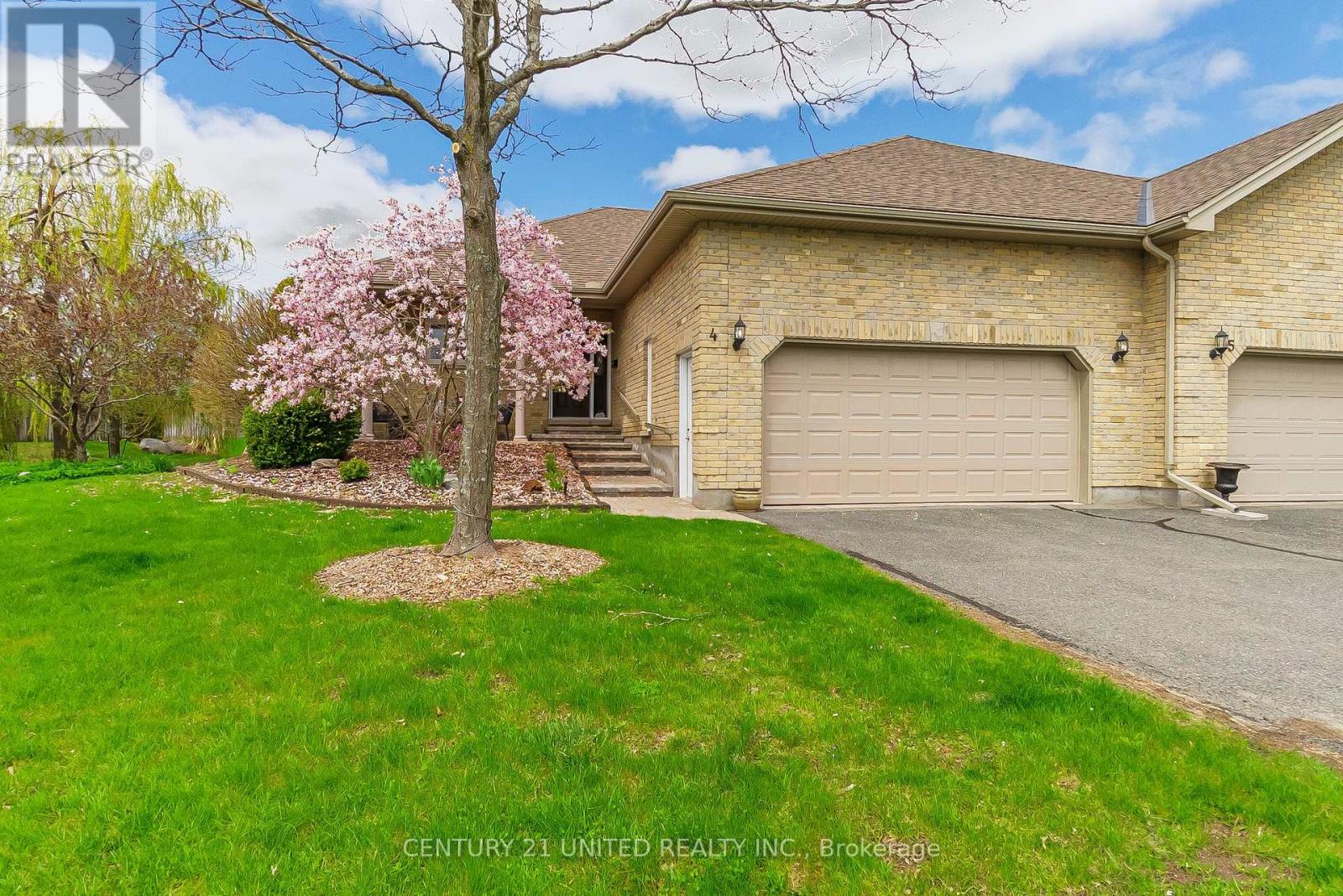 4 - 227 Carnegie Avenue, Peterborough North (University Heights), Ontario  K9L 0B3 - Photo 1 - X12136683