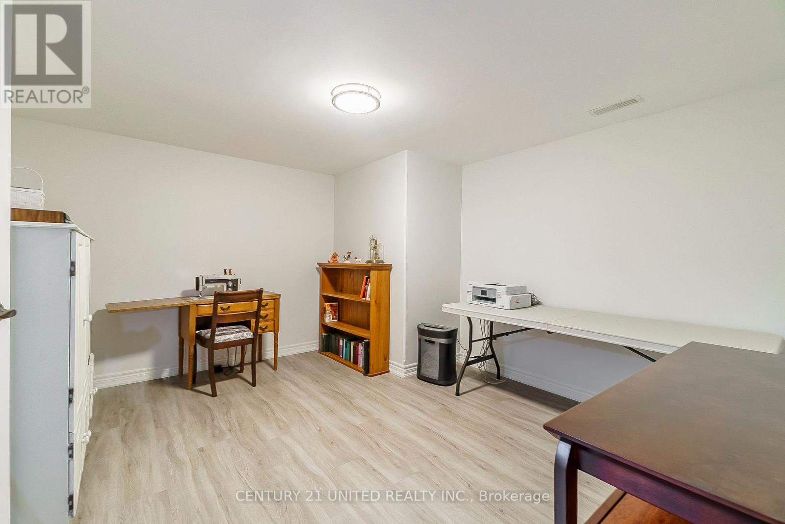 4 - 227 Carnegie Avenue, Peterborough North (University Heights), Ontario  K9L 0B3 - Photo 31 - X12136683