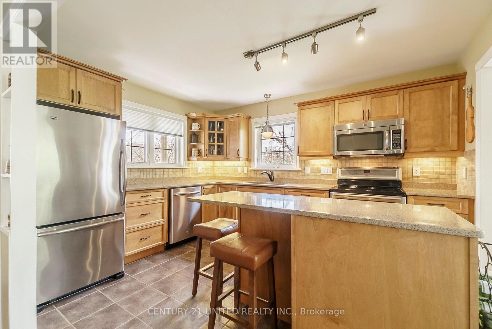 4 - 227 Carnegie Avenue, Peterborough North (University Heights), Ontario  K9L 0B3 - Photo 6 - X12136683