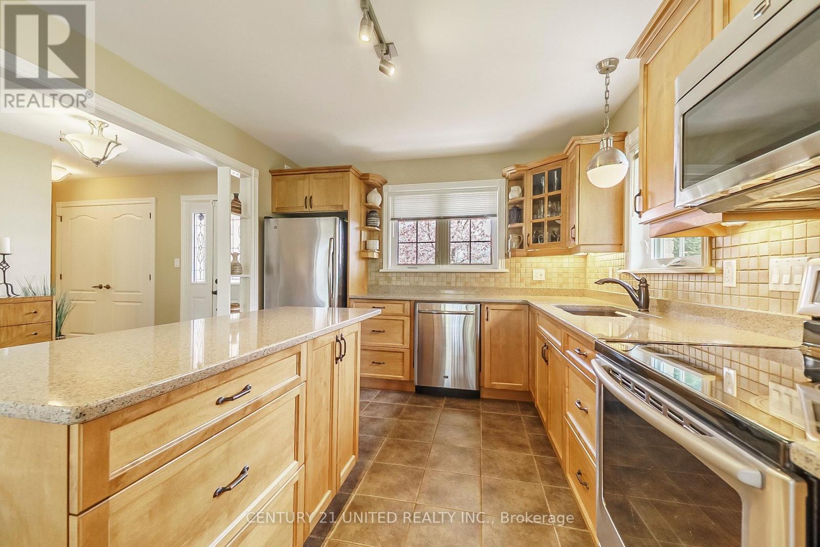 4 - 227 Carnegie Avenue, Peterborough North (University Heights), Ontario  K9L 0B3 - Photo 7 - X12136683