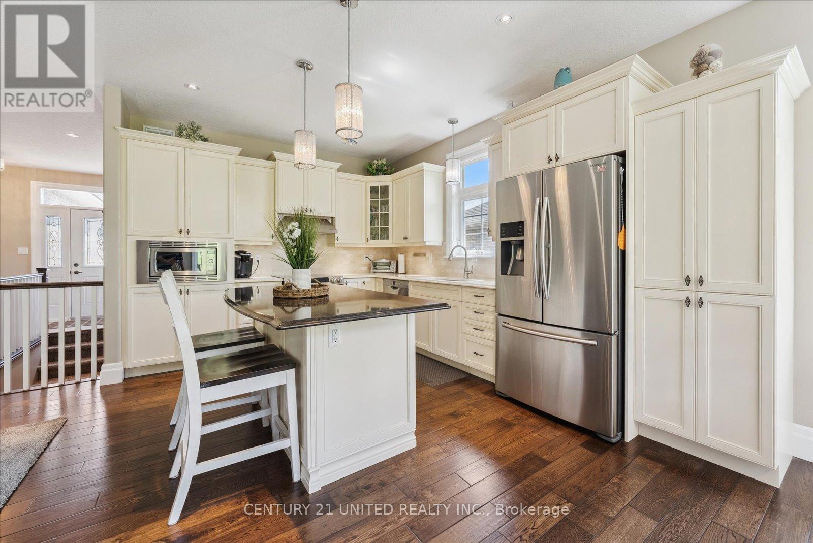 154 - 301 Carnegie Avenue, Peterborough North (University Heights), Ontario  K9L 0B3 - Photo 10 - X12138256