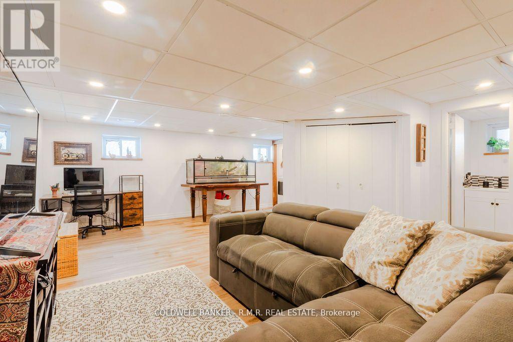 2 Rogers Road, Kawartha Lakes (Lindsay), Ontario  K9V 5C3 - Photo 35 - X12138515