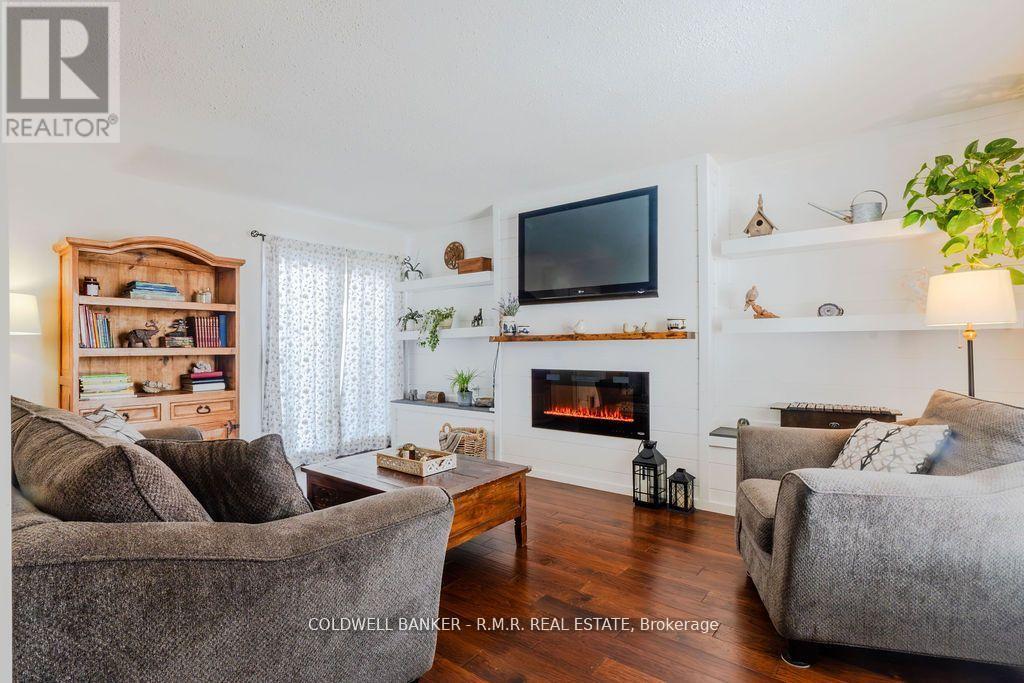 2 Rogers Road, Kawartha Lakes (Lindsay), Ontario  K9V 5C3 - Photo 5 - X12138515
