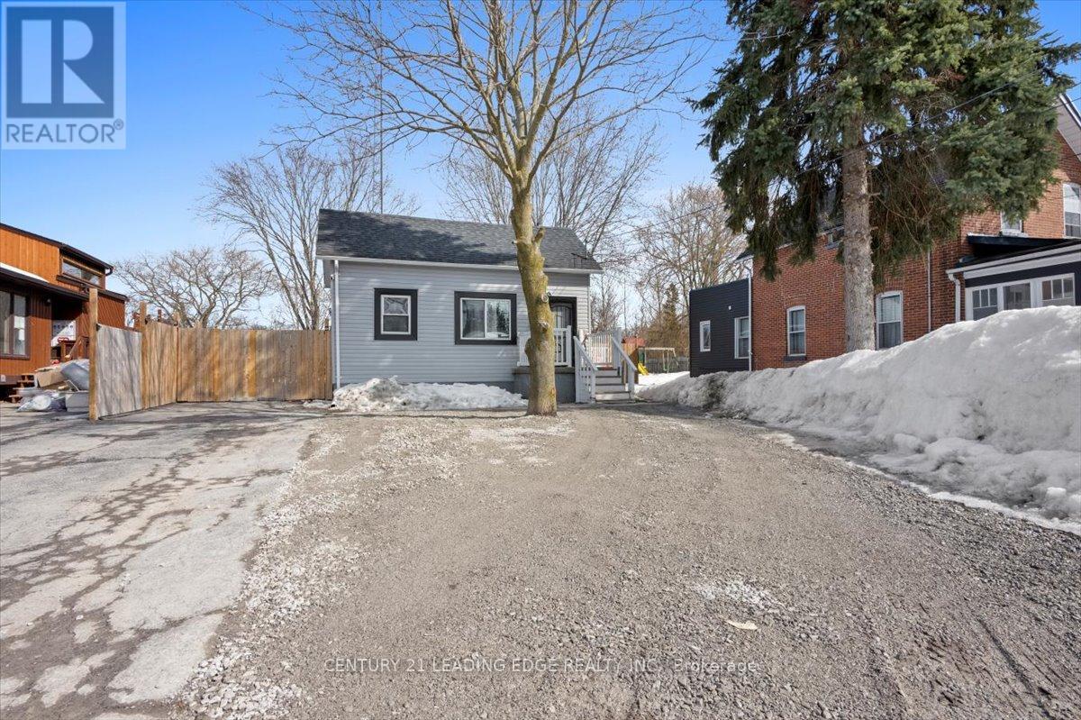 40 St Patrick Street E, Kawartha Lakes (Lindsay), Ontario  K9V 1R2 - Photo 2 - X12138526