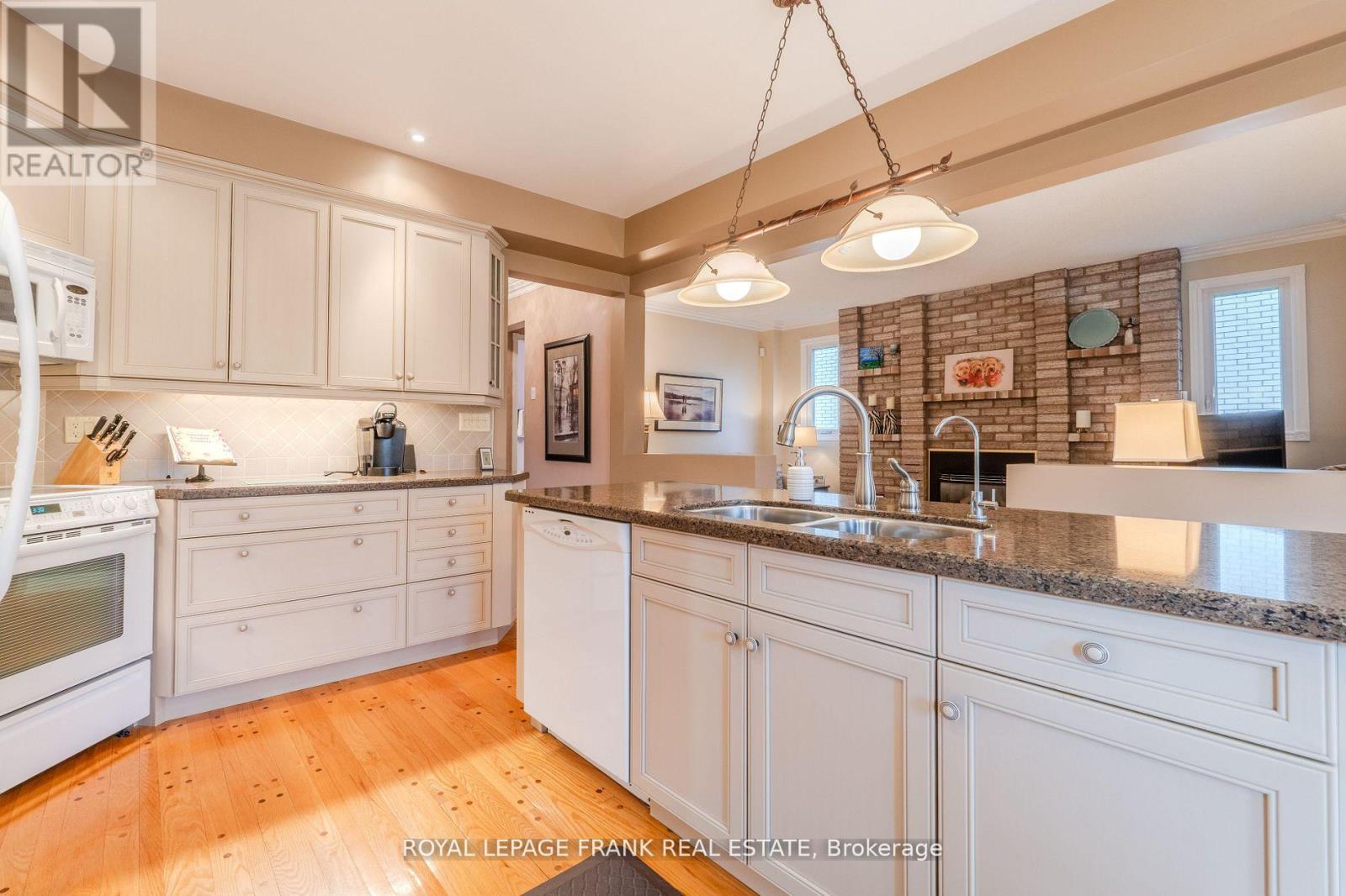 1 Dunsford Court, Kawartha Lakes (Lindsay), Ontario  K9V 5T3 - Photo 11 - X12139498