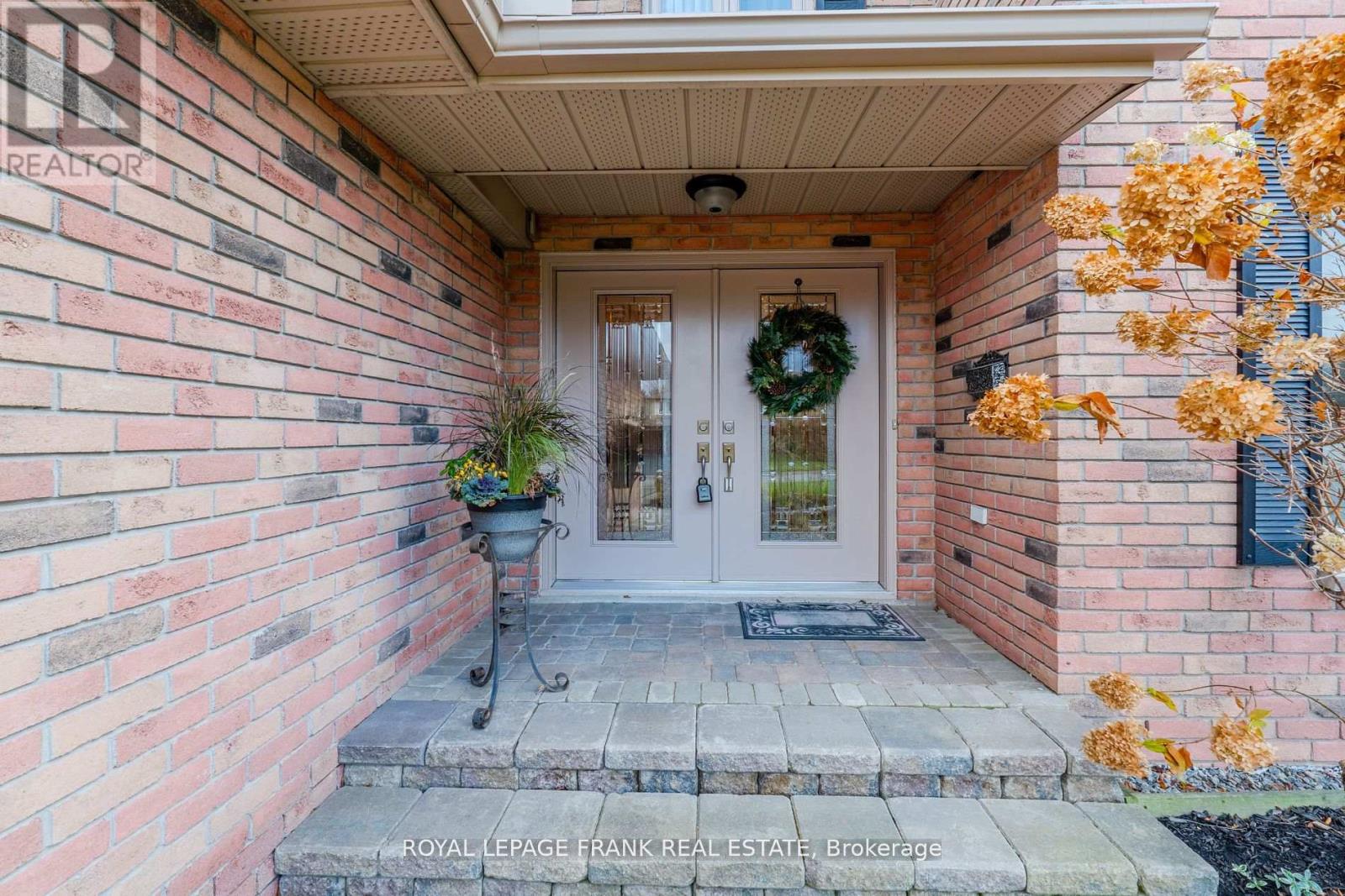 1 Dunsford Court, Kawartha Lakes (Lindsay), Ontario  K9V 5T3 - Photo 3 - X12139498