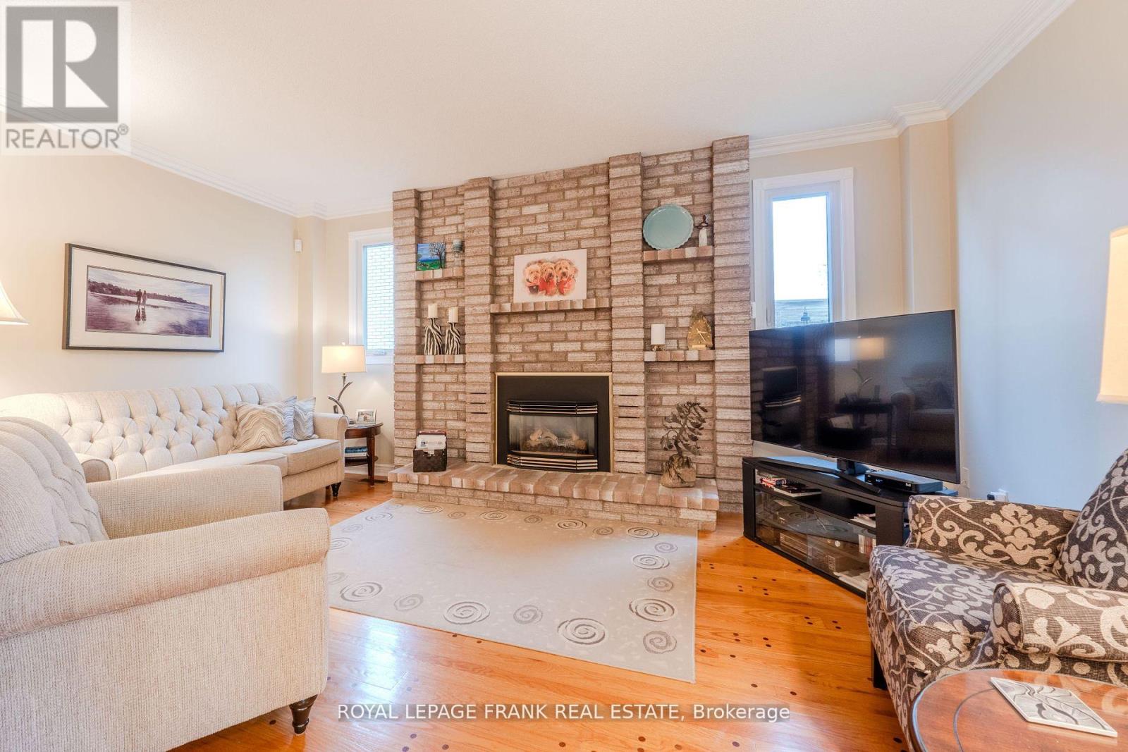 1 Dunsford Court, Kawartha Lakes (Lindsay), Ontario  K9V 5T3 - Photo 5 - X12139498