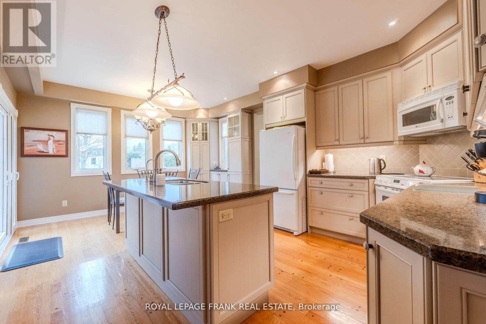 1 Dunsford Court, Kawartha Lakes (Lindsay), Ontario  K9V 5T3 - Photo 6 - X12139498