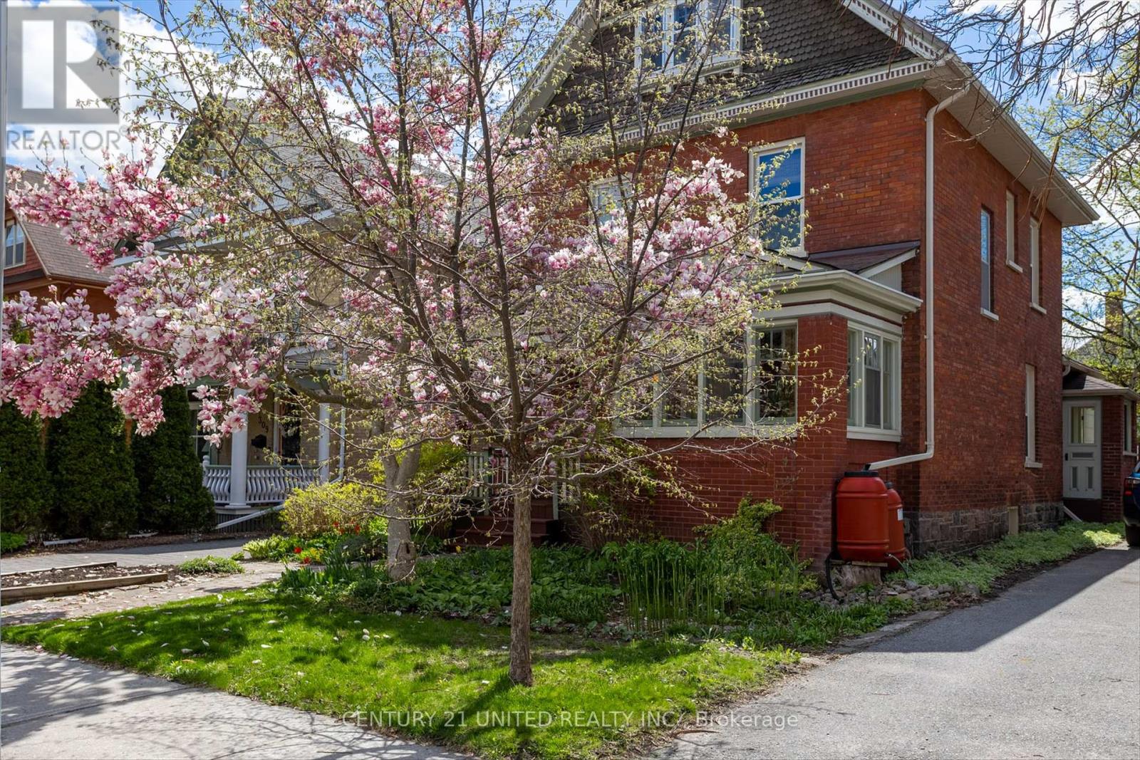 311 Pearl Avenue, Peterborough Central (Old West End), Ontario  K9J 5G4 - Photo 3 - X12139632
