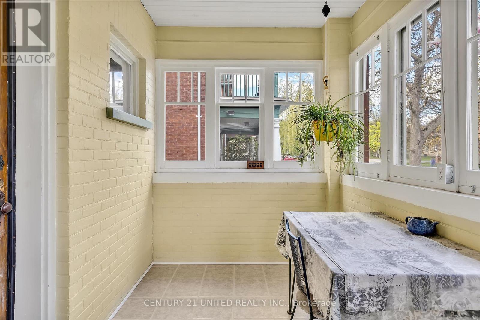 311 Pearl Avenue, Peterborough Central (Old West End), Ontario  K9J 5G4 - Photo 7 - X12139632
