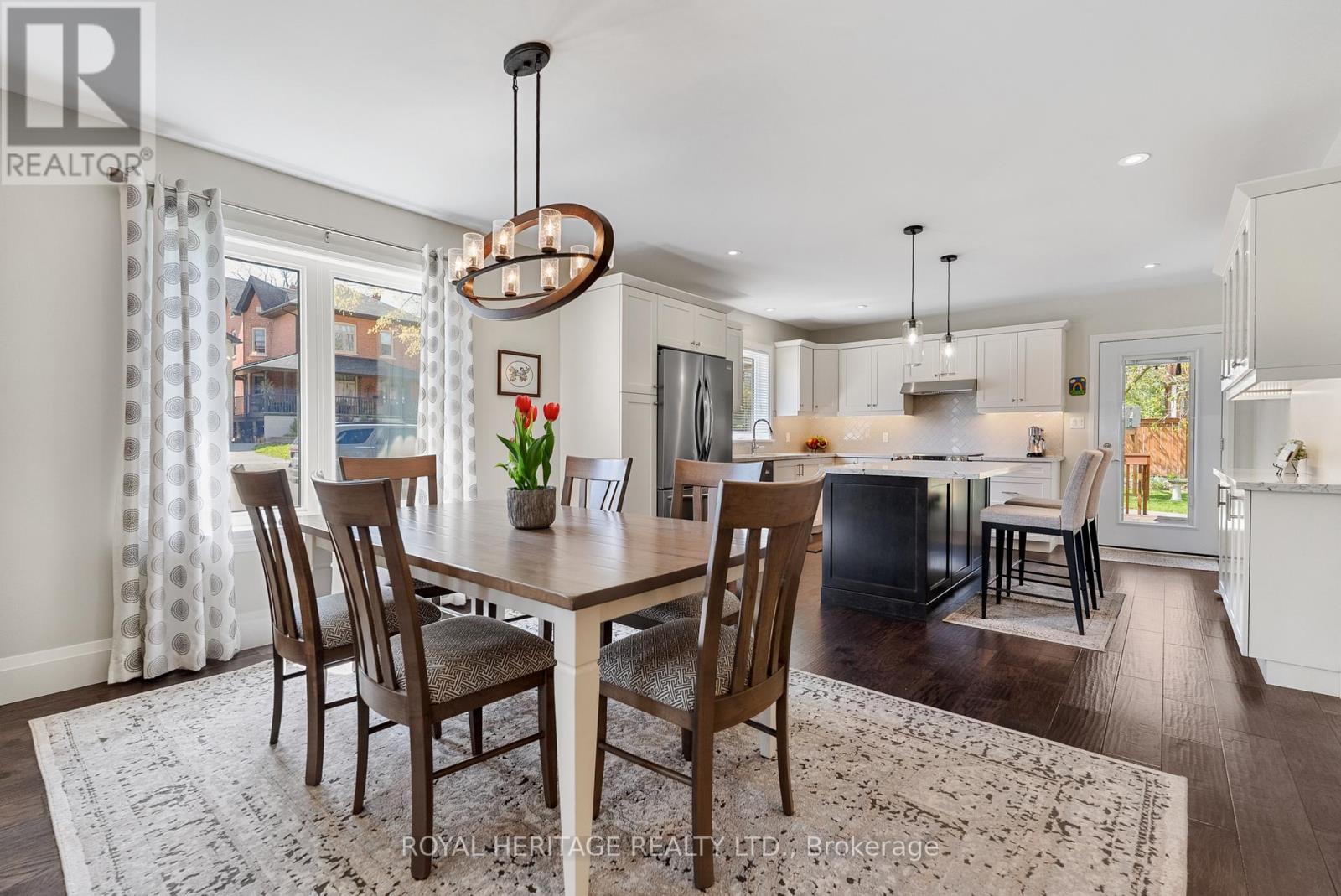 16 Regent Street, Kawartha Lakes (Lindsay), Ontario  K9V 3T7 - Photo 5 - X12140639
