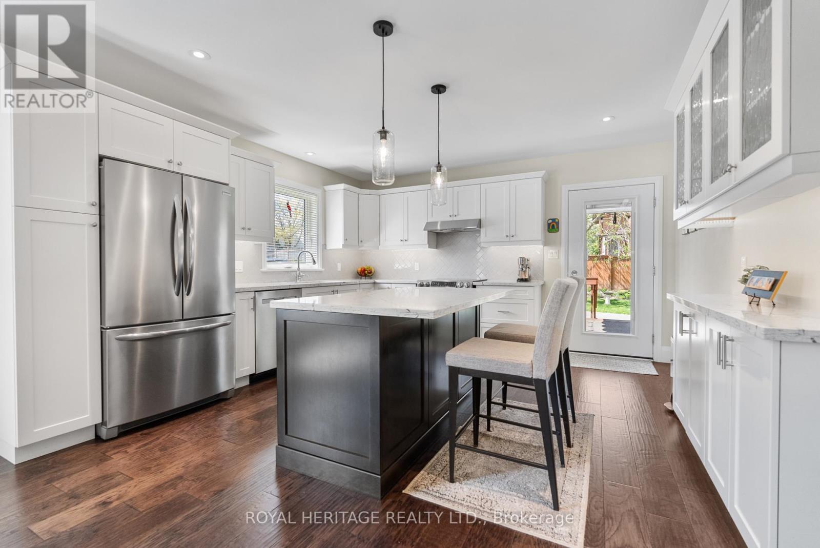 16 Regent Street, Kawartha Lakes (Lindsay), Ontario  K9V 3T7 - Photo 6 - X12140639