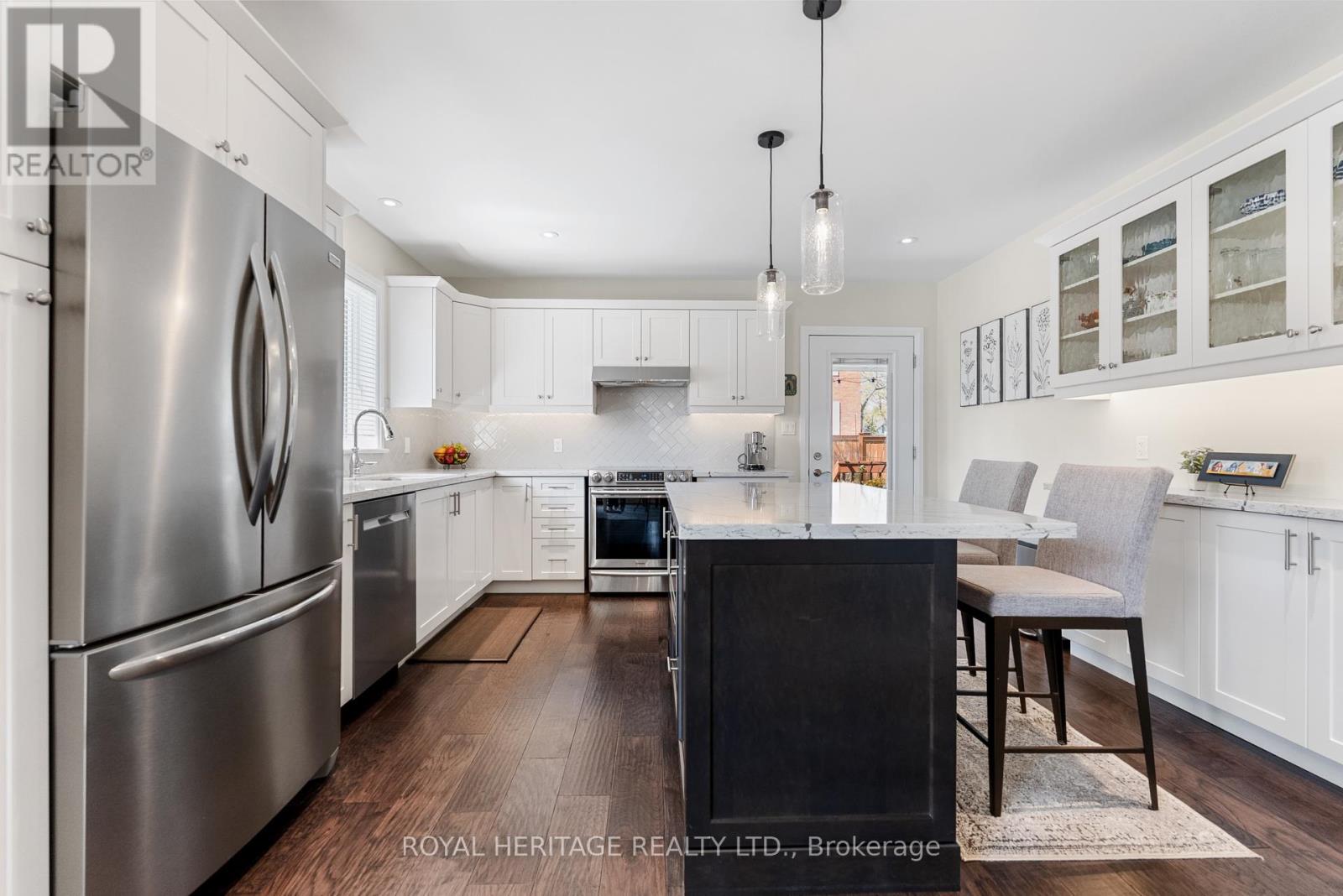16 Regent Street, Kawartha Lakes (Lindsay), Ontario  K9V 3T7 - Photo 7 - X12140639