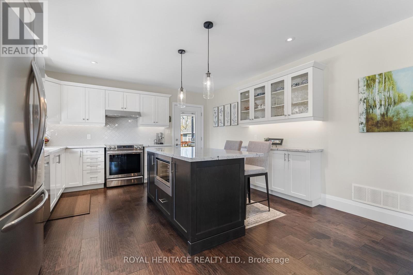 16 Regent Street, Kawartha Lakes (Lindsay), Ontario  K9V 3T7 - Photo 8 - X12140639
