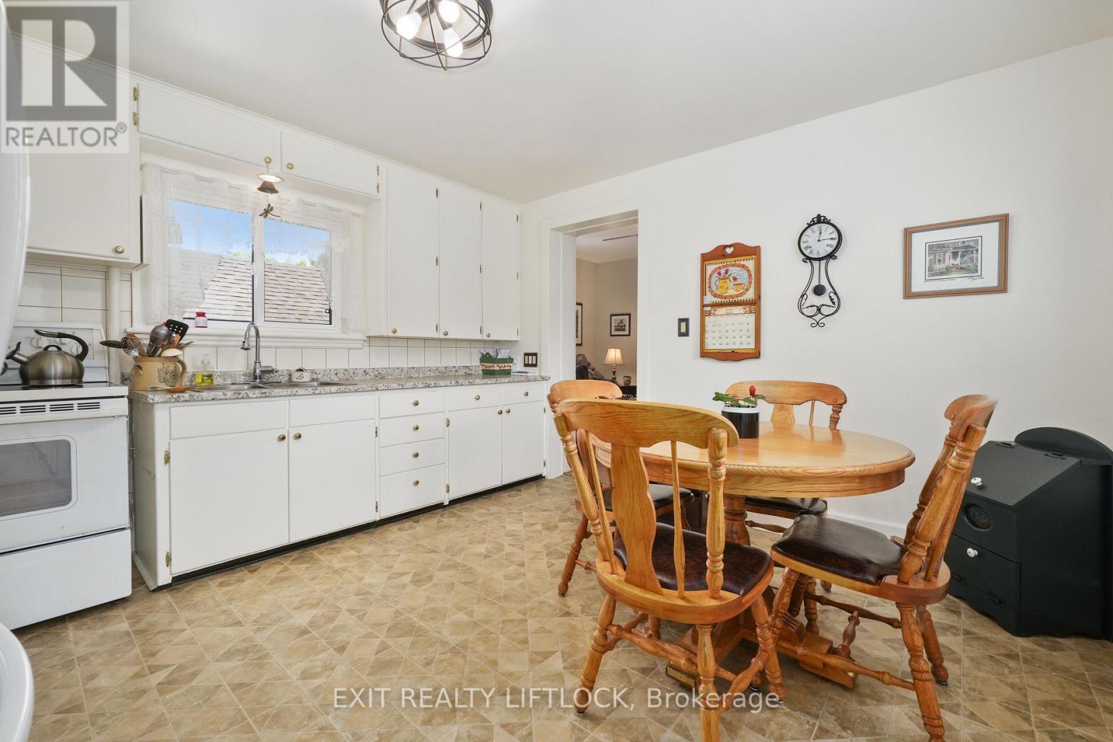 218 Lee Street, Peterborough North (South), Ontario  K9H 5N9 - Photo 17 - X12140850