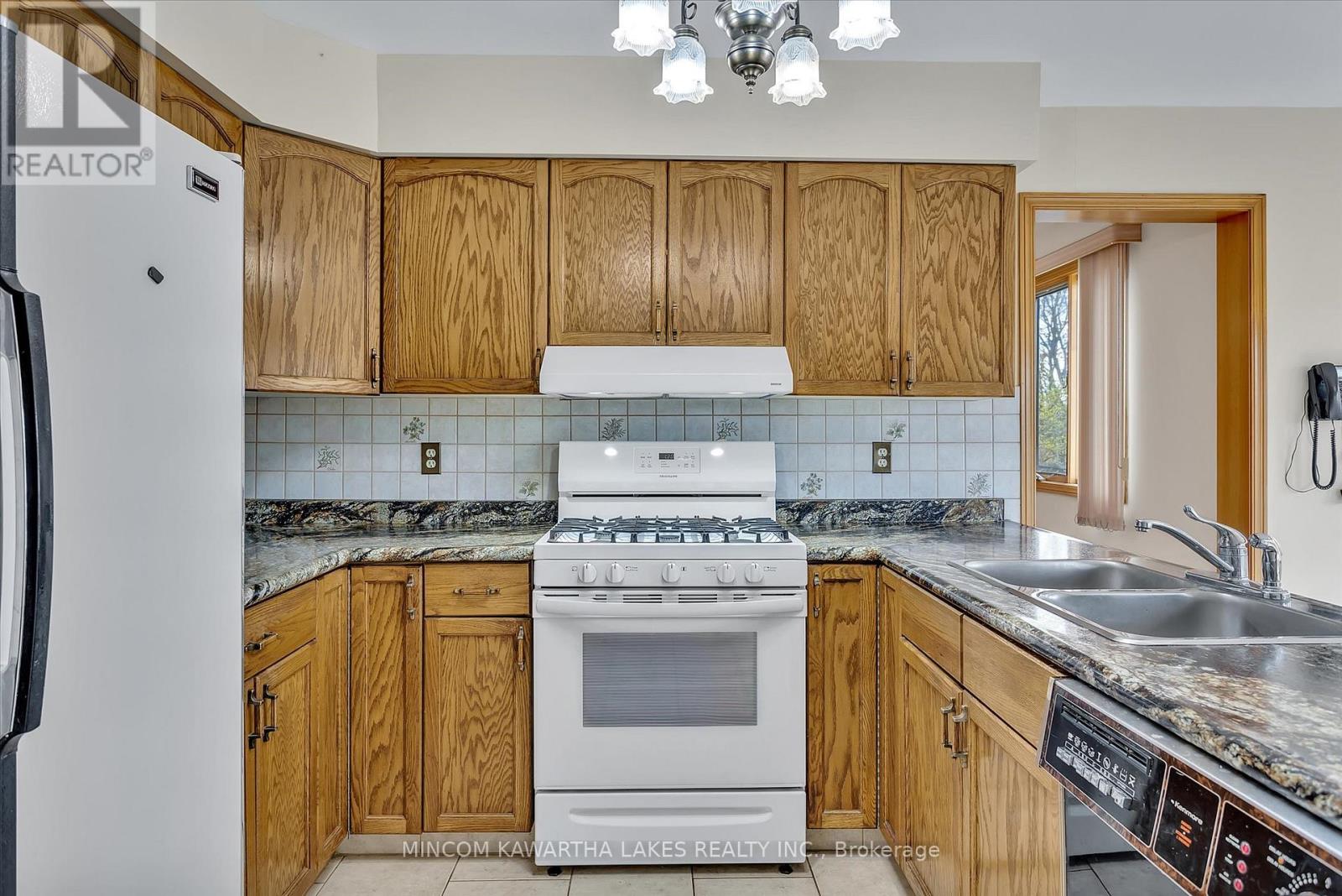 1914 Parkwood Circle, Peterborough West (North), Ontario  K9J 8C6 - Photo 14 - X12141077