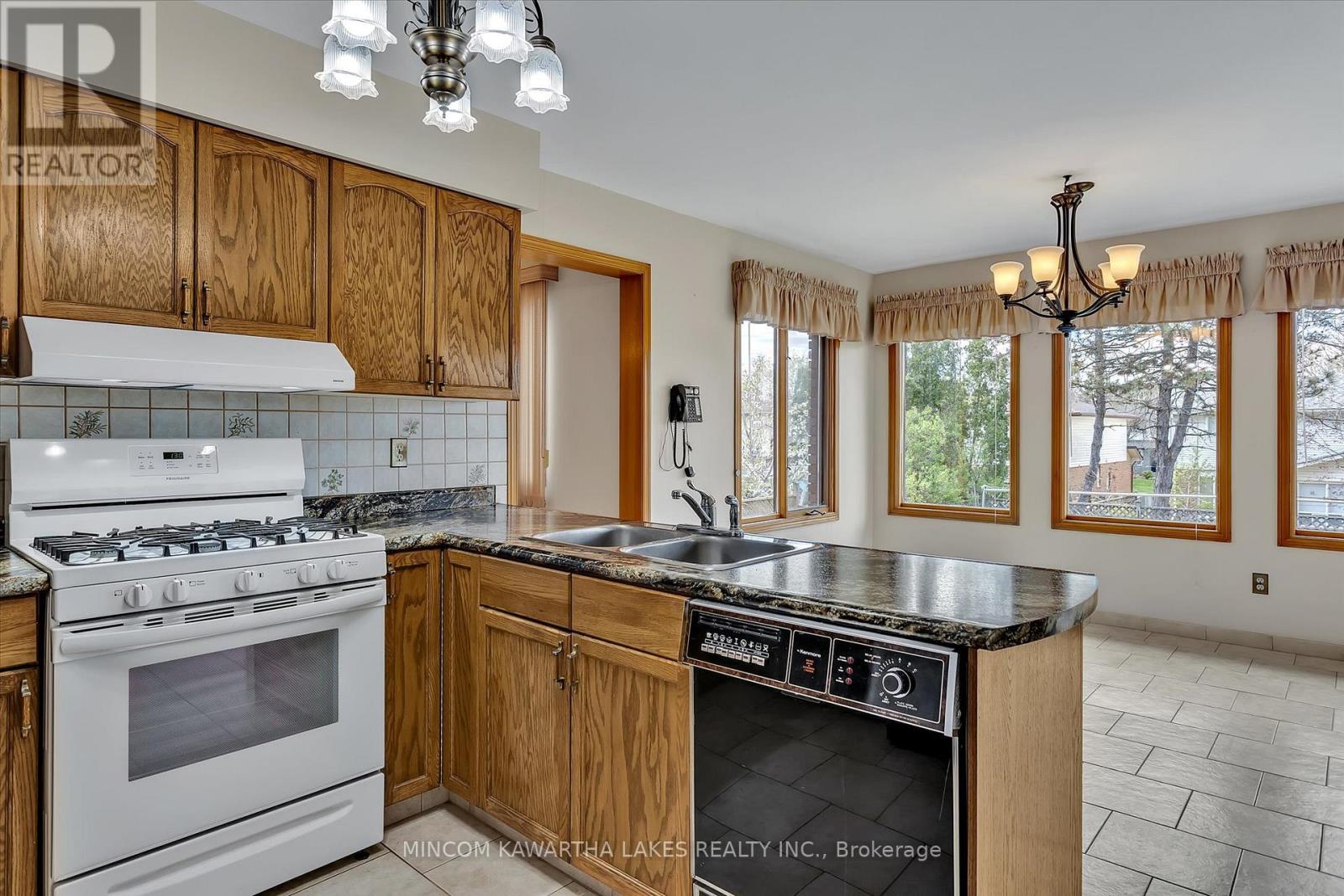 1914 Parkwood Circle, Peterborough West (North), Ontario  K9J 8C6 - Photo 15 - X12141077