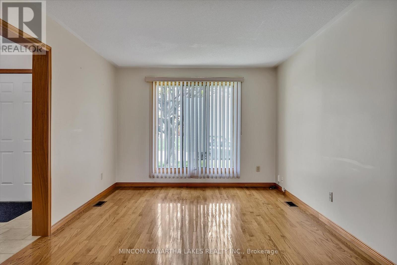 1914 Parkwood Circle, Peterborough West (North), Ontario  K9J 8C6 - Photo 7 - X12141077