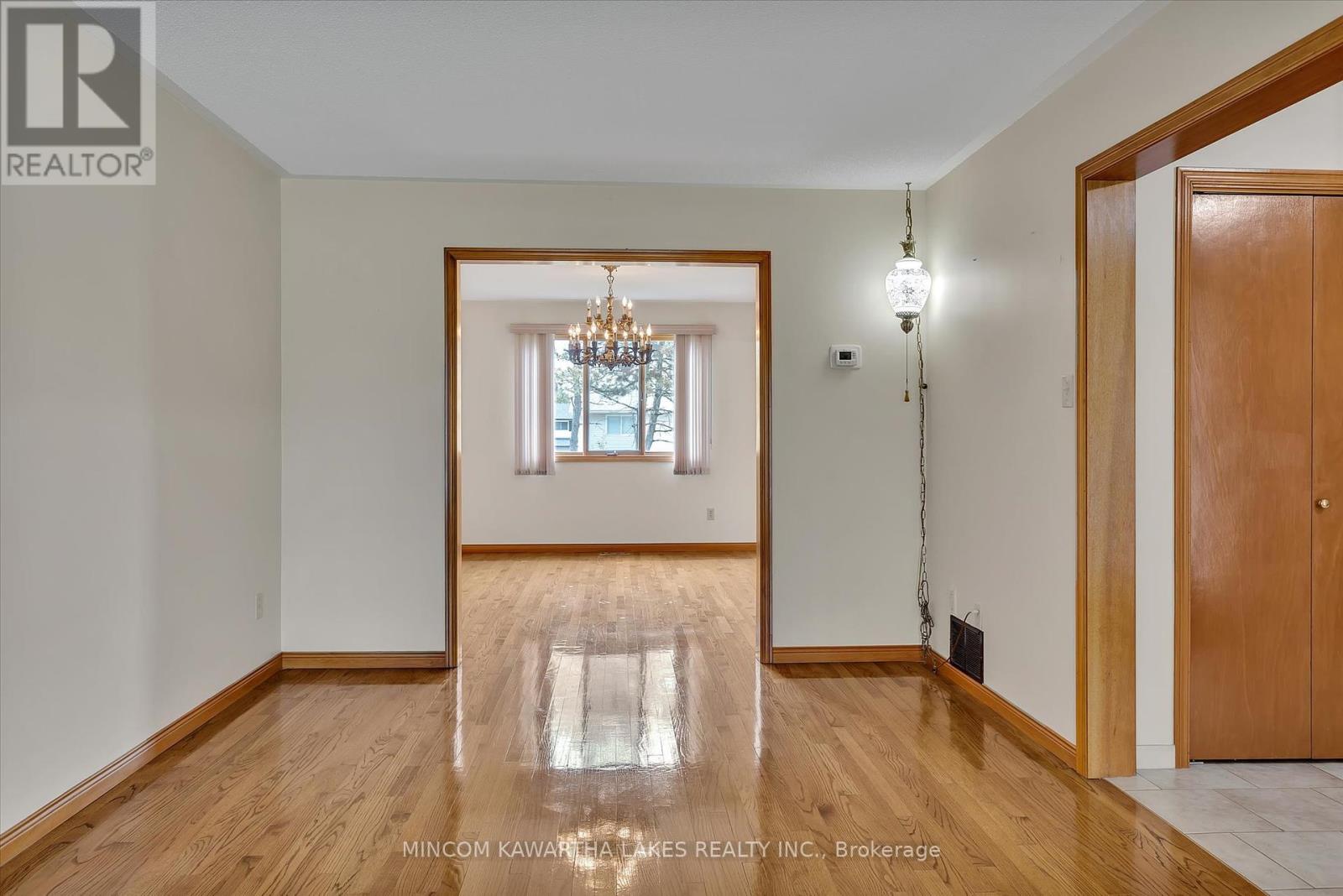 1914 Parkwood Circle, Peterborough West (North), Ontario  K9J 8C6 - Photo 8 - X12141077