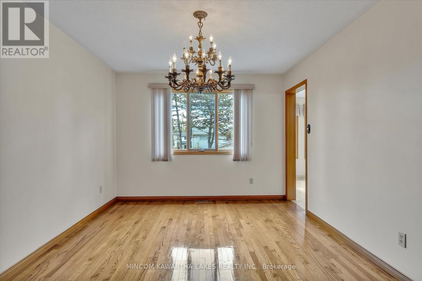 1914 Parkwood Circle, Peterborough West (North), Ontario  K9J 8C6 - Photo 9 - X12141077