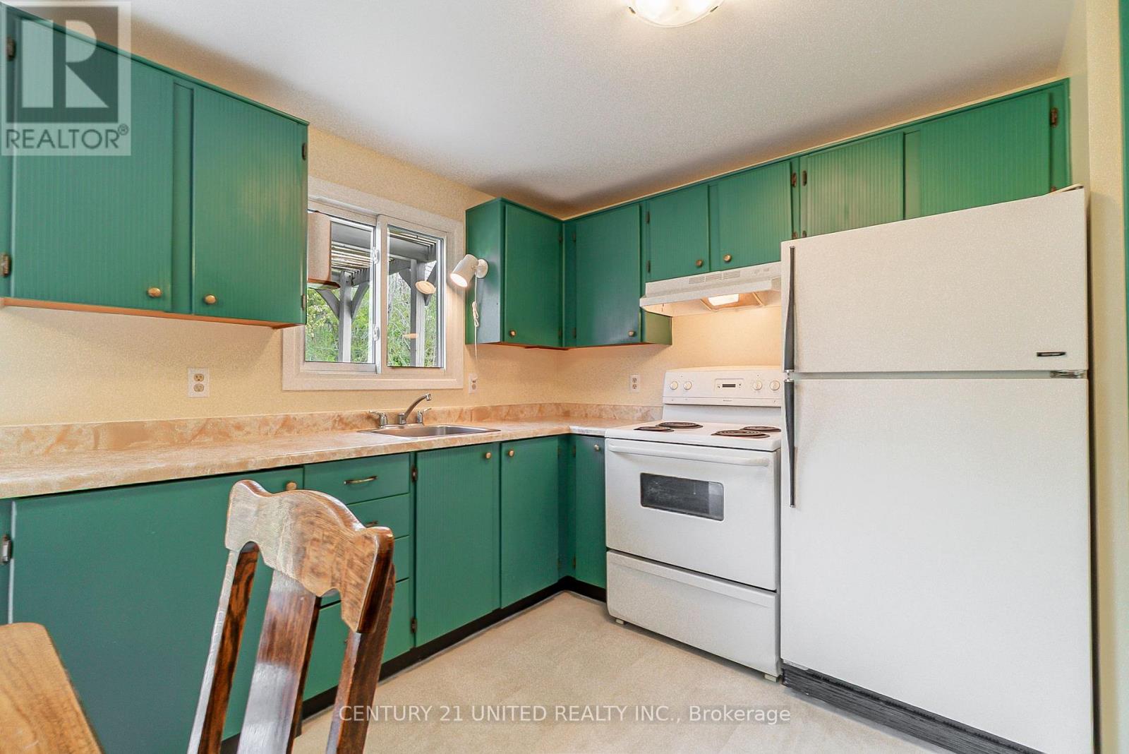 2078 Walker Avenue, Peterborough East (South), Ontario  K9L 1S1 - Photo 10 - X12141261