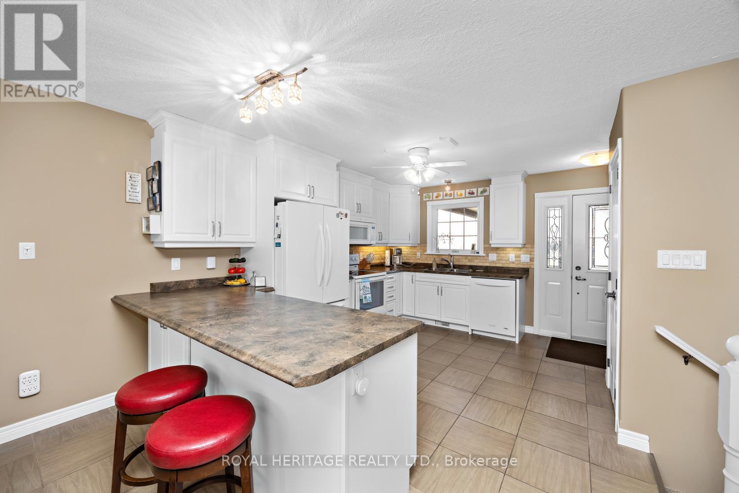 162 - 301 Carnegie Avenue, Peterborough North (University Heights), Ontario  K9L 0G1 - Photo 4 - X12142006